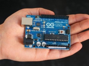 arduino_uno_mano