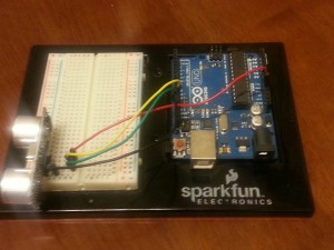 Figura 1. Se aprecia la conexión entre Arduino y el sensor de distancia