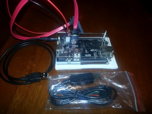 Cables y accesorios Cubieboard, se pueden ver el cable SATA, cable de alimentación y cable de Debug, para proteger el Cubieboard viene una caja acrílico y piezas para armarla.