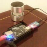 Beaglebone Black con controlador de audio USB y parlante, listo para interpretar un sonido.