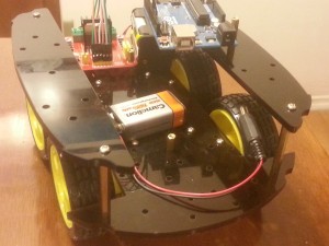 El chasis de robot con arduino y módulo de control. La batería de 9V es para el arduino , al fondo hay un pack de 4 baterias para alimentar los motores,