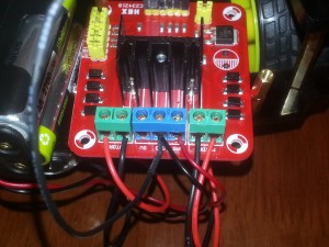 Se muestran las conexiones de energía, noter que un cable de GND va a GND de Arduino 