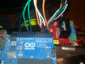 Se puede ver la conexión por el lado de Arduino